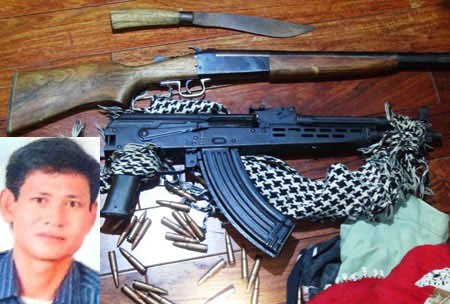 Nguyễn Văn Hoàn và số vũ khí “nóng” bị thu giữ. Ảnh: Công an Nhân dân