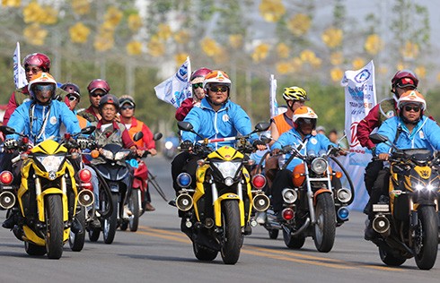 Xe phân khối lớn tham gia dẫn đoàn trong giải đua xe đạp cúp truyền hình Bình Dương. Ảnh: Đức Đồng/ VnExpress