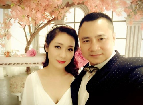 Tự Long và vợ - giảng viên Minh Nguyệt - trong ảnh cưới.