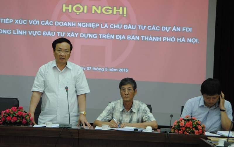 Giám đốc Sở QHKT Hà Nội Nguyễn Thế Hùng hướng dẫn các nhà đầu tư về thủ tục