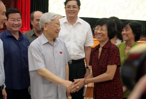 Tổng Bí thư Nguyễn Phú Trọng trò chuyện với cử tri Hoàn Kiếm. Ảnh: Võ Hải/ VnExpress
