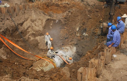 Đường ống nước sông Đà liên tục bị vỡ sau khi đưa vào khai thác năm 2009.