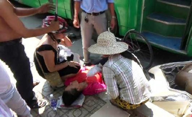 Người phụ nữ gặp nạn được người dân nâng xe buýt, đưa ra ngoài chăm sóc trong lúc chờ xe chở đi cấp cứu. Ảnh: Người dân cung cấp.