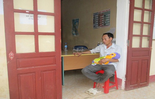 Người thân bế xác bé trai ngồi trước cửa phòng ở Trạm Y tế xã Xuân Thắng đòi làm rõ trách nhiệm. Ảnh: Hợp Thành/ VnExpress