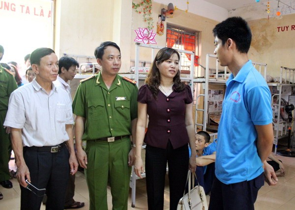 Trung tá Chu Anh Tuấn cùng các thành viên BCĐ phòng, chống AIDS và PCTN nạn ma tuý, mại dâm huyện Đan Phượng tham quan mô hình cai nghiện tự nguyện tại trung tâm số V.