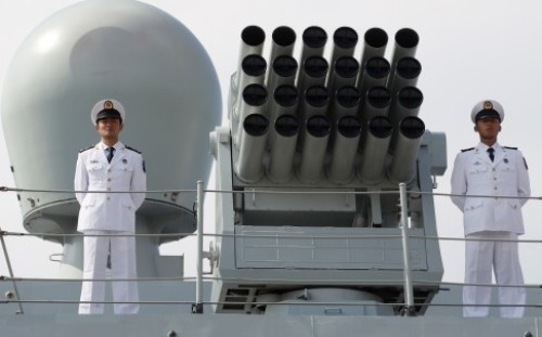 Sĩ quan hải quân Trung Quốc trên một tàu khu trục tên lửa dẫn đường. Ảnh: SCMP