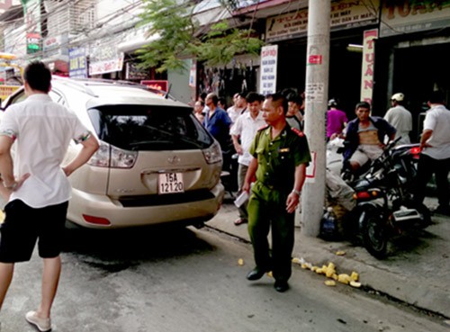 Xe của anh Trịnh Xuân Thanh được kéo về trụ sở công an phục vụ điều tra. Ảnh: Giang Chinh/ VnExpress