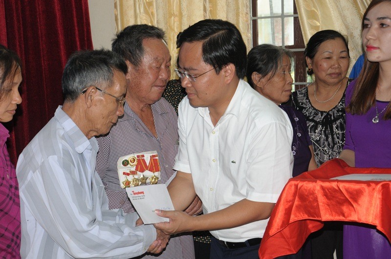 Bí thư TƯ Đoàn Nguyễn Anh Tuấn trao quà cho cựu TNXP Nghệ An.