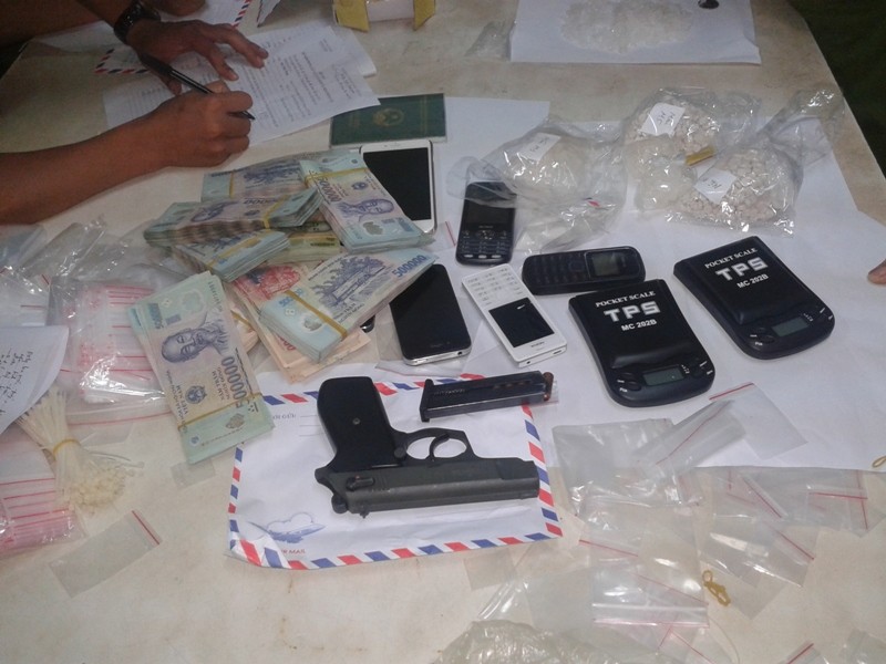 Cảnh sát vây bắt “nữ quái” buôn ma túy, tàng trữ súng đạn