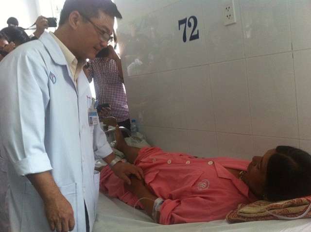 Nữ bệnh nhân ngụ Đắc Lắc bị rắn lục đuôi đỏ cắn gặp biến chứng sốc phản vệ nặng đã hồi phục tốt tại khoa bệnh nhiệt đới, Bệnh viện Chợ Rẫy TPHCM. Ảnh: Quốc Ngọc
