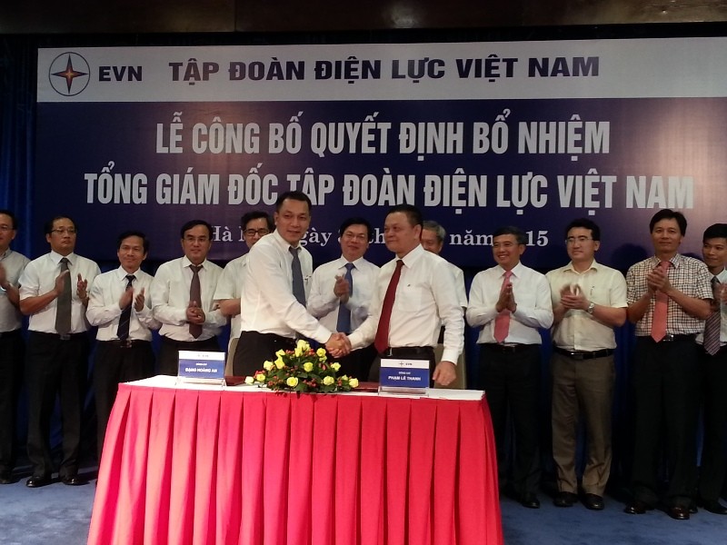 Tân Tổng giám đốc EVN Đặng Hoàng An (trái) và cựu Tổng giám đốc Phạm Lê Thanh tại lễ bàn giao nhiệm vụ.
