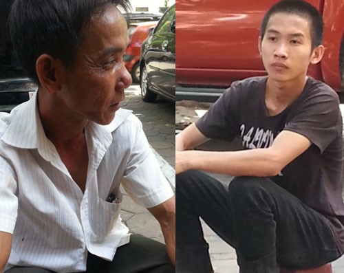 Ông Thanh và con trai ngồi đợi đón xe ngoài cổng toà Hà Nội.