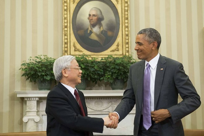 Tổng Bí thư Nguyễn Phú Trọng bắt tay Tổng thống Mỹ Barack Obama. Ảnh: Reuters. 