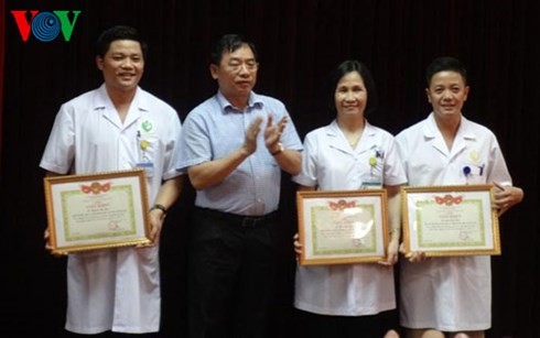 Lãnh đạo Sở Y tế Hà Nội khen thưởng cho các y bác sỹ Bệnh viện Phụ sản Hà Nội.