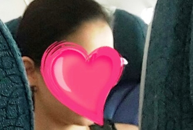 Vị khách đi cùng chuyến bay đã chụp lại hình ảnh và tỏ ra khá bức xúc trước hành vi cho con tè vào túi nôn của nữ ca sĩ này.