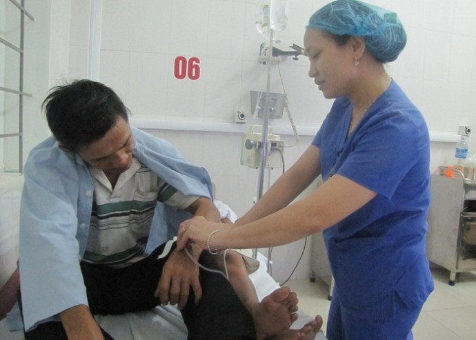 Một bệnh nhân bị ngộ độc đang được điều trị tại bệnh viện đa khoa Hà Tĩnh. Ảnh: Báo Giao thông