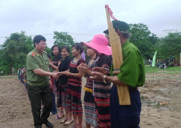 Thứ trưởng Bùi Văn Nam thăm hỏi bà con thôn A Ngo, xã A Ngo. Ảnh: MPS