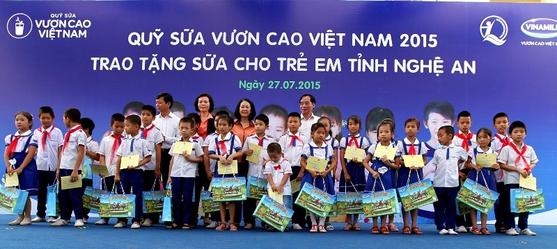 Bà Trương Thị Mai, Ủy viên BCH Trung ương Đảng, Chủ nhiệm Ủy ban các vấn đề về xã hội của Quốc hội và lãnh đạo Vinamilk, lãnh đạo tỉnh Nghệ An trao tặng sữa cho con em gia đình chính sách có công với cách mạng tỉnh Nghệ An.