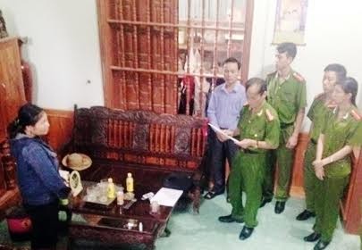 Công an huyện Đô Lương đọc lệnh bắt đối với Ngô Thị Trang tại nhà riêng.