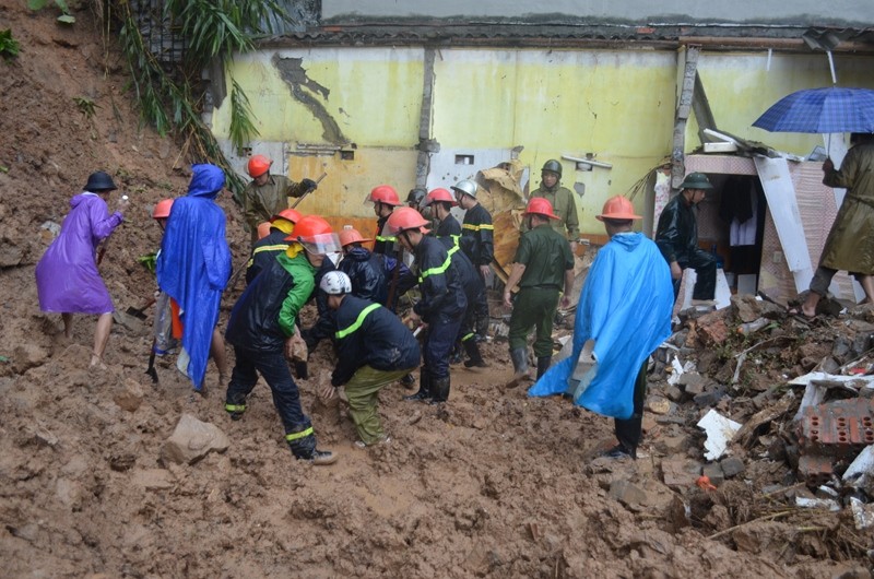 Các lực lượng cứu hộ hai nạn nhân bị vùi lấp do sập nhà tại tổ 2, khu 5, phường Bãi Cháy. Ảnh: Báo Quảng Ninh.
