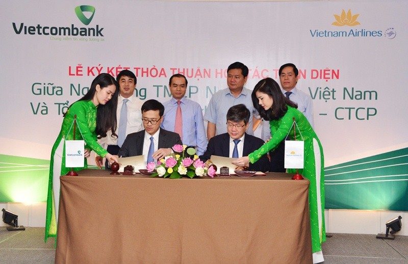 Tổng giám đốc Vietnam Airlines Phạm Ngọc Minh và Tổng giám đốc Vietcombank Phạm Quang Dũng đại diện hai bên ký vào bản hợp tác.