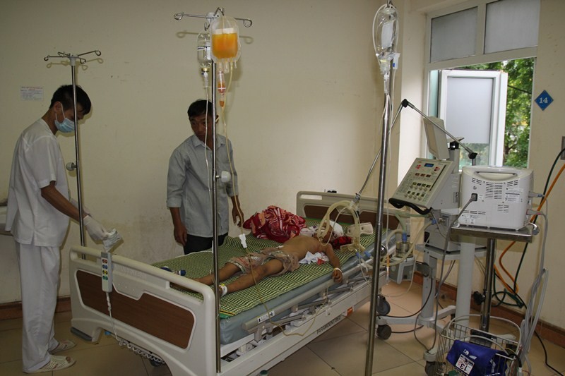 Cháu Nguyễn Ngọc Chiến đang được cấp cứu tại bệnh viện Sản – Nhi Nghệ An trong tình trạng nguy kịch.