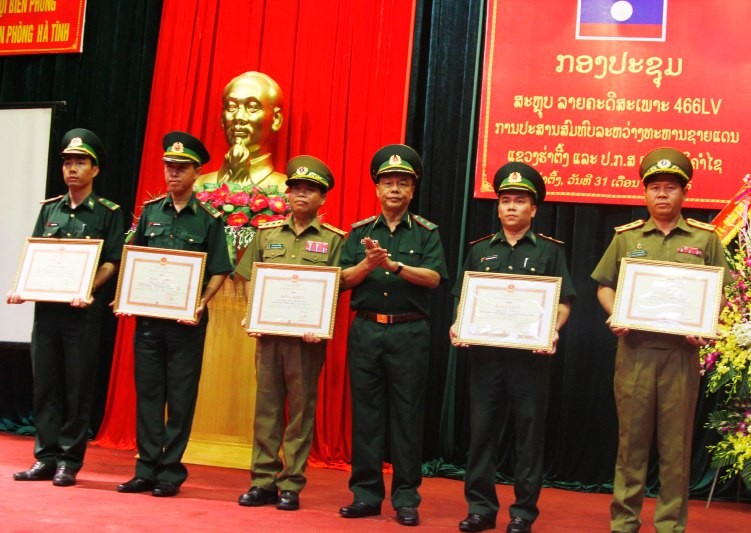 Tư lệnh BĐBP Việt Nam, Trung tướng Võ Trọng Việt trao thưởng cho các cá nhân trong Ban chuyên án.