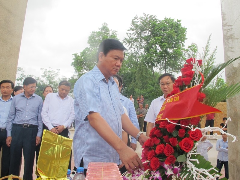 Bộ trưởng GTVT Đinh La Thăng dâng vòng hoa tưởng niệm các thế hệ cán bộ, công nhân viên ngành GTVT.