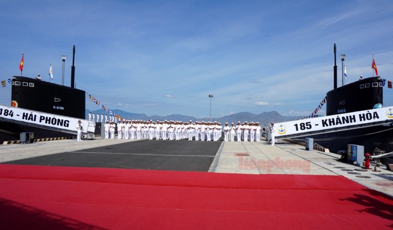 Tàu ngầm 184 – Hải Phòng và tàu ngầm 185 – Khánh Hòa tại buổi lễ thượng cờ.
