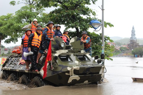 Lực lượng cứu hộ TP phối hợp với Lữ đoàn 147 Hải Quân Quảng Ninh sơ tán dân tại vùng ngập lụt - (Ảnh: Cổng TTĐT Quảng Ninh)