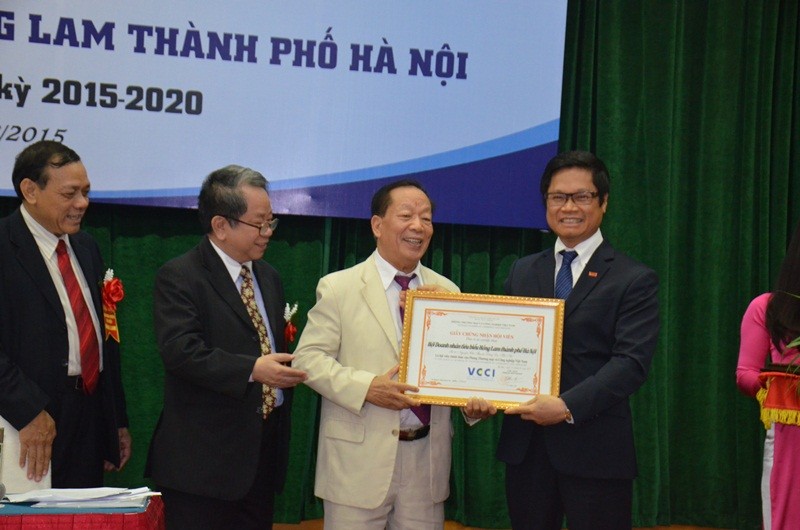 Ông Vũ Tiến Lộc, Chủ tịch Phòng Thương mại và Công nghiệp Việt Nam (VCCI) trao giấy chứng nhận hội viên cho Hội doanh nhân tiêu biểu Hồng Lam TP Hà Nội.