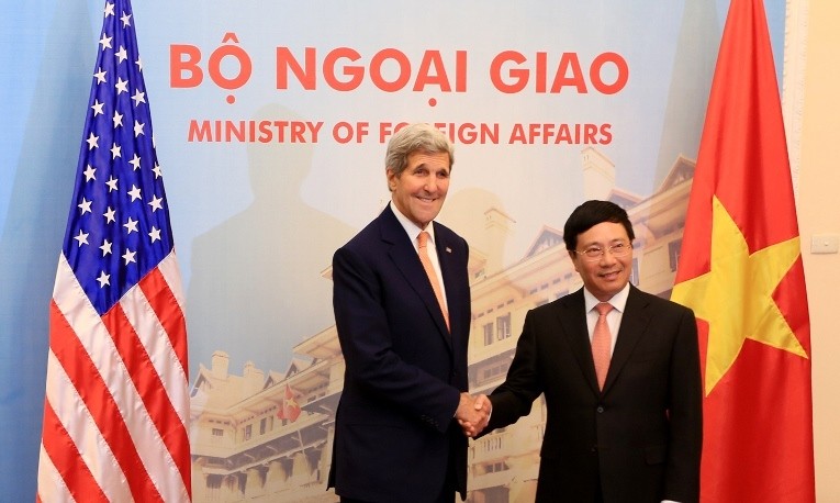 Phó Thủ tướng Phạm Bình Minh và Ngoại trưởng John Kerry tại buổi họp báo chung. Ảnh: Như Ý