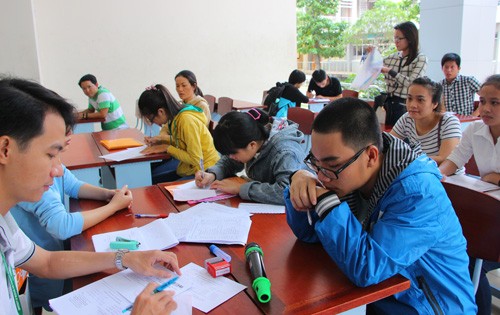 Dù là ngày cuối tuần nhưng nhiều thí sinh vẫn đến Đại học Y dược TP HCM để nộp và rút hồ sơ. Ảnh: Nguyễn Loan/ VnExpress