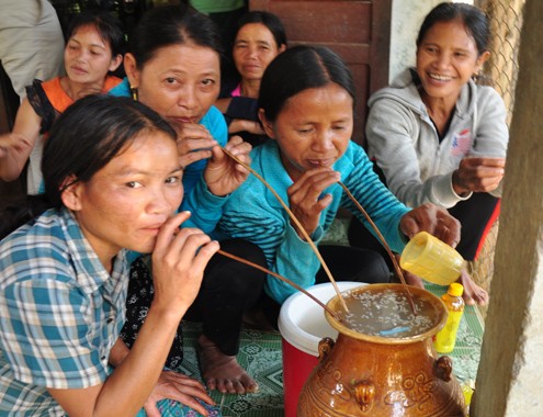Dân làng cùng uống rượu cần trong một lần "phạt xóa" ở vùng cao Quảng Ngãi. Ảnh: Trí Tín/VnExpress