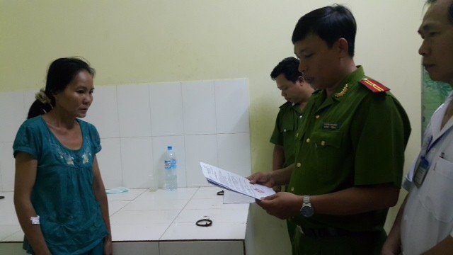 Cơ quan CSĐT công an tỉnh Vĩnh Long tống đạt quyết định khởi tố vụ án, khởi tố bị can Nguyễn Thị Vân.