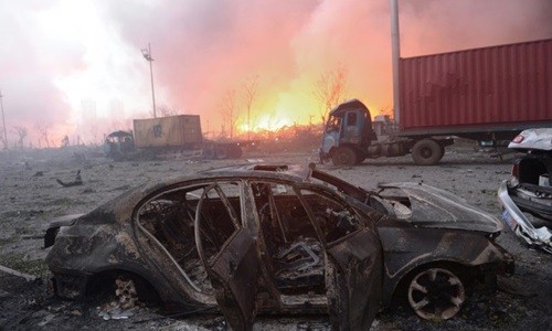 Xe ôtô cháy rụi tại hiện trường vụ nổ kho chứa hóa chất ở Thiên Tân. Ảnh: AFP