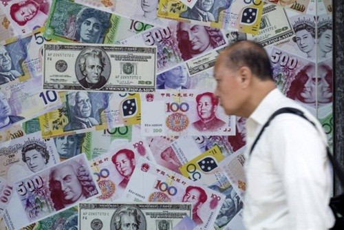 PBOC đang làm nhiều cách để ngăn NDT tiếp tục mất giá. Ảnh: Reuters