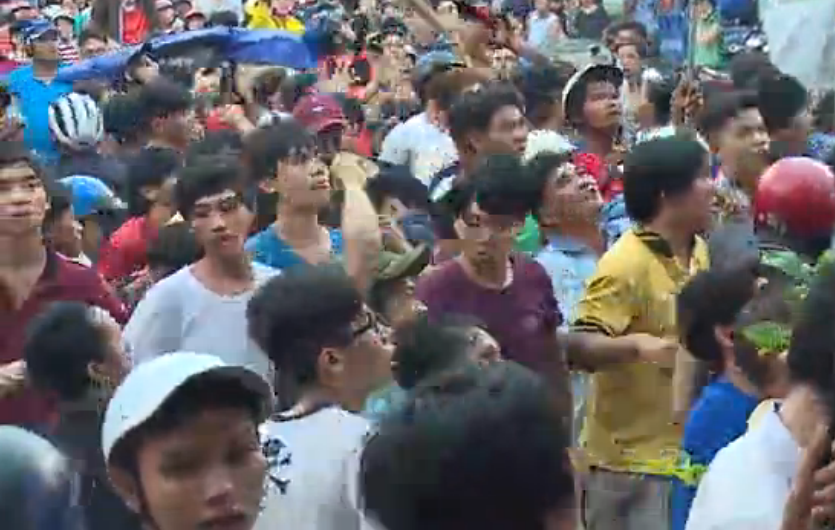 Hàng trăm người giành giật đồ cúng trên đường phố Sài Gòn