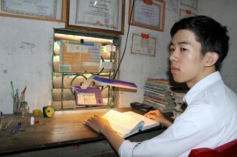Nguyễn Đức Ngà được kết nạp Đảng khi vừa học xong lớp 12.