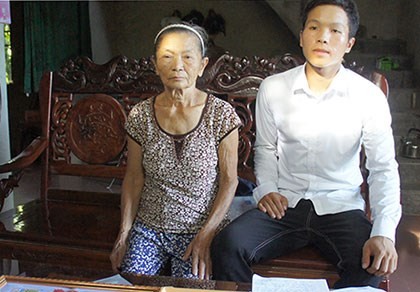 Em Bùi Đình Sơn mồ côi cả cha lẫn mẹ đang sống với bà Nguyễn Thị Hồng (bà nội, thuộc diện hộ nghèo, bà đang bị một khối u ở lưng). Ảnh: PLTP