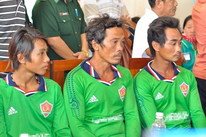 Ngư dân Trần Văn Khoa (giữa) cùng 2 đồng nghiệp may mắn thoát nạn trong vụ nổ tàu cá. Ảnh: Ngọc An/Zing
