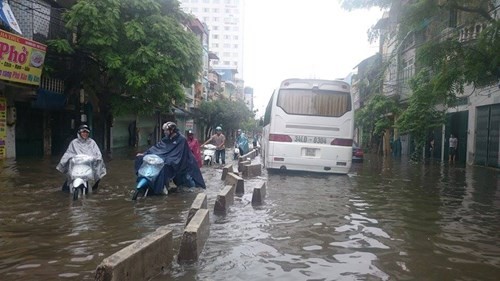 Phố Minh Khai ngập lụt sau mưa sáng 22/9. Ảnh: Thanh Hà