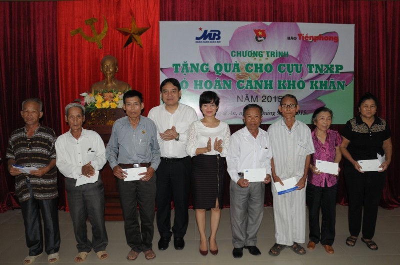 Sáng ngày 23/9, một trăm triệu đồng của Ngân hàng TMCP Quân đội đã được trao cho các cựu TNXP Nghệ An. Ảnh: Quang Long