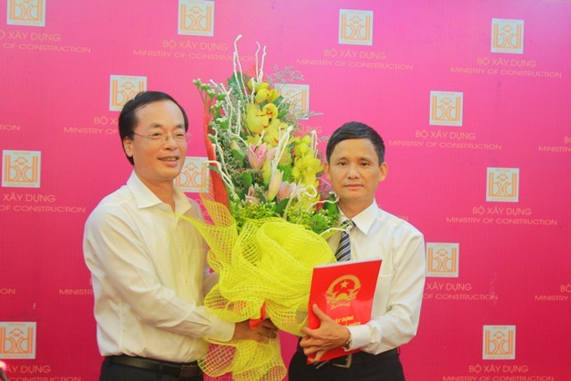 Ông Nguyễn Trọng Ninh (bên phải) vừa được bổ nhiệm làm Cục trưởng Cục quản lý nhà và thị trường BĐS. Ảnh: BXD