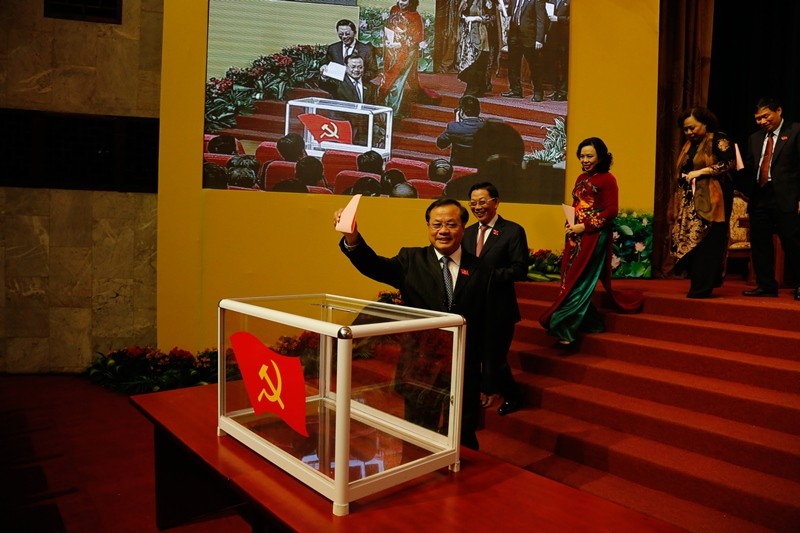 Các đại biểu bỏ phiếu bầu BCH Đảng bộ TP Hà Nội nhiệm kỳ XVI.