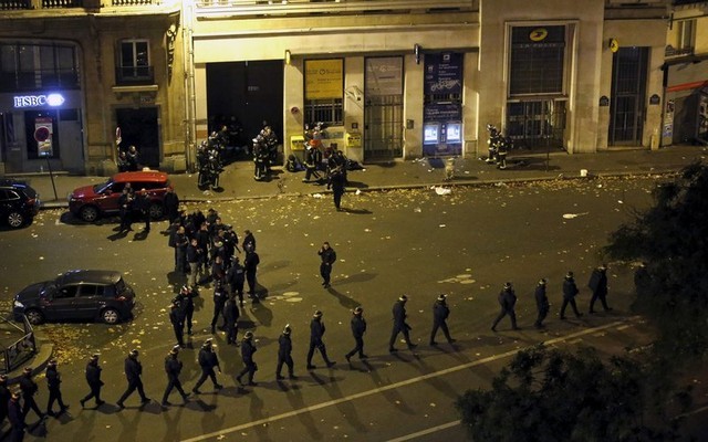 Trèo qua cửa sổ nhà hát tháo chạy khỏi vụ xả súng ở Pháp