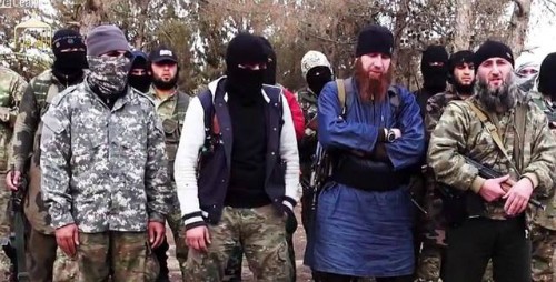 Abu Omar al Shishani (áo xanh), tên thật là Tarkhan Batirashvili xuất hiện trong một đoạn video của các tay súng IS nói tiếng Nga. Tên này từng là sĩ quan quân đội Georgia, trước khi tới Thổ Nhĩ Kỳ năm 2012 để gia nhập IS. Ảnh: Mcclatchydc