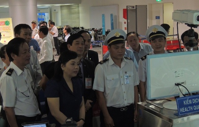 Bộ trưởng Nguyễn Thị Kim Tiến giám sát phòng chống Zika tại cửa khẩu quốc tế Tân Sơn Nhất. Ảnh: Quốc Ngọc 