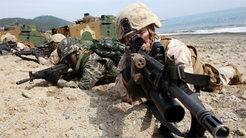 Thủy quân lục chiến Mỹ và Hàn Quốc trong cuộc tập trận Đại bàng Non năm ngoái. Ảnh: AP