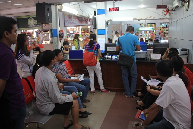 Nhiều hành khách đến ga Sài Gòn để trả lại vé đã mua